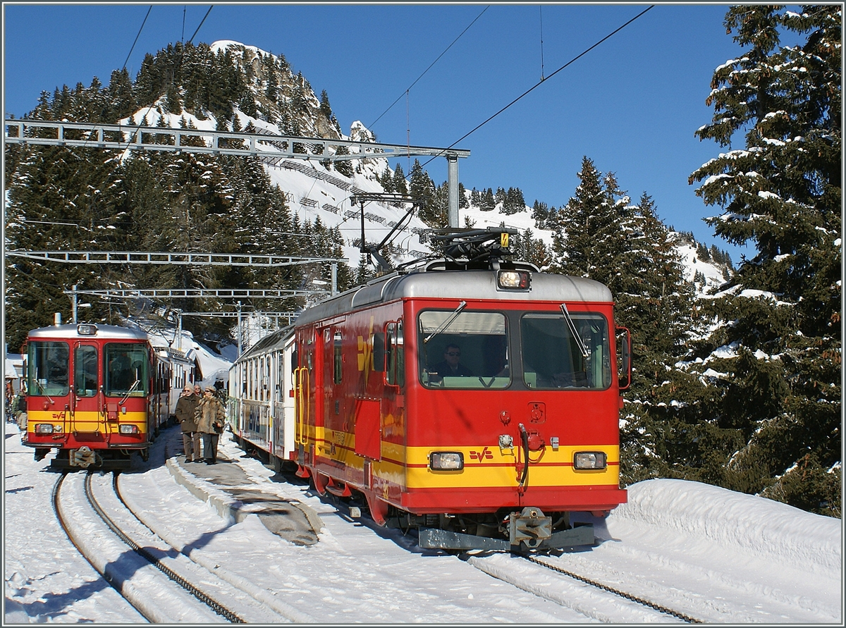 Eine BVB HGe 4/4 kreuzt in Bouquenins einen Gegenzug.
8. Feb. 2010