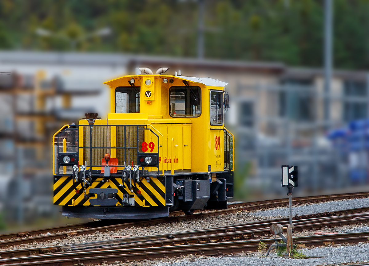 Eine etwas andere Bildbearbeitung...
Der nun gelbe  Refit   RhB Tmf 2/2 89 ist am 04.11.2019 beim Bahnhof Thusis abgestellt, aufgenommen aus einem RhB Zug heraus. Es ist der zweite umgebaute Traktor.