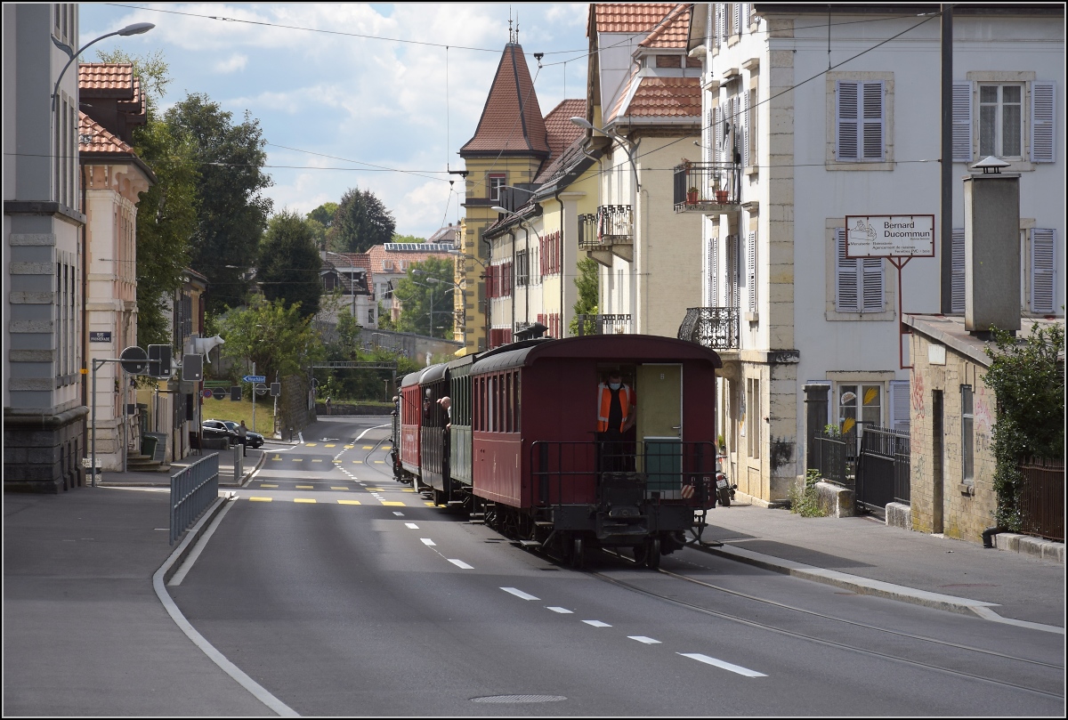 Eine etwas ungewöhnliche Verkehrsteilnehmerin in La Chaux-de-Fonds. 

CP E 164 hat ihren jährlichen Einsatz auf der Strasse. Die Durchfahrt in La-Chaux-de Fonds ist spektakulär. September 2021.
