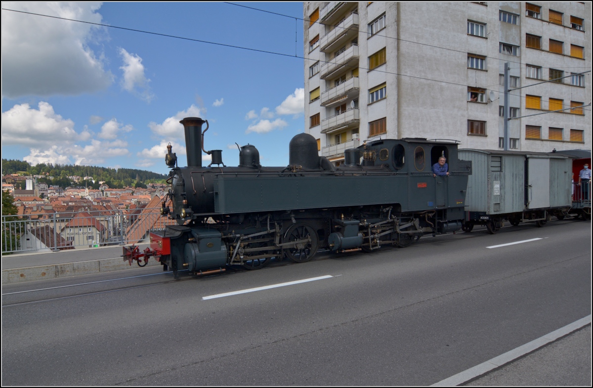 Eine etwas ungewöhnliche Verkehrsteilnehmerin in La Chaux-de-Fonds. 

CP E 164 hat ihren jährlichen Einsatz auf der Strasse. Die Durchfahrt in La Chaux-de Fonds ist spektakulär, insbesondere mit Ausblick auf das Weltkulturerbe. September 2021.