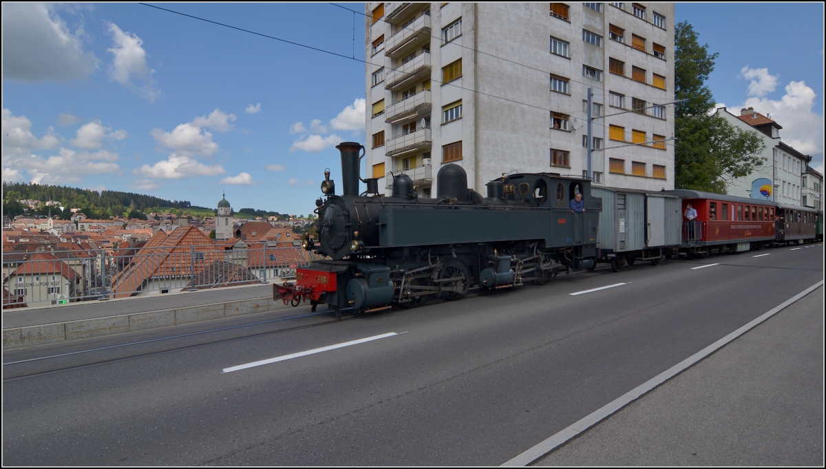 Eine etwas ungewöhnliche Verkehrsteilnehmerin in La Chaux-de-Fonds. 

CP E 164 hat ihren jährlichen Einsatz auf der Strasse. Die Durchfahrt in La Chaux-de Fonds ist spektakulär, insbesondere mit Ausblick auf das Weltkulturerbe. September 2021.