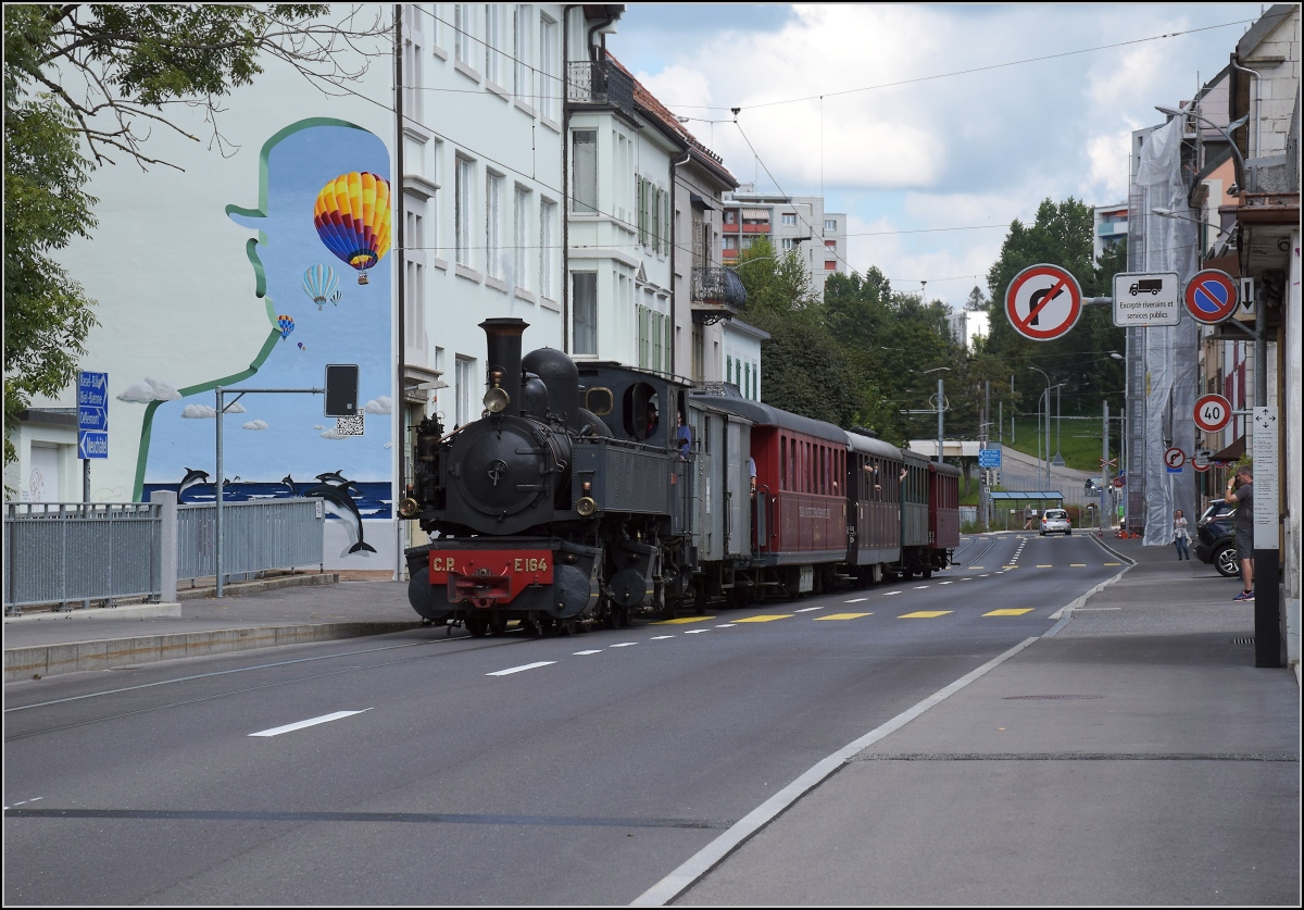 Eine etwas ungewöhnliche Verkehrsteilnehmerin in La Chaux-de-Fonds. 

CP E 164 hat ihren jährlichen Einsatz auf der Strasse. Die Durchfahrt in La Chaux-de Fonds ist spektakulär. September 2021.