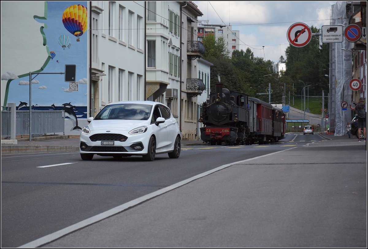 Eine etwas ungewöhnliche Verkehrsteilnehmerin in La Chaux-de-Fonds. 

CP E 164 hat ihren jährlichen Einsatz auf der Strasse. Ganz traut der Autofahrer der Sitution in der Rue du Crêt nicht und bleibt auf der Gegenfahrbahn. September 2021.
