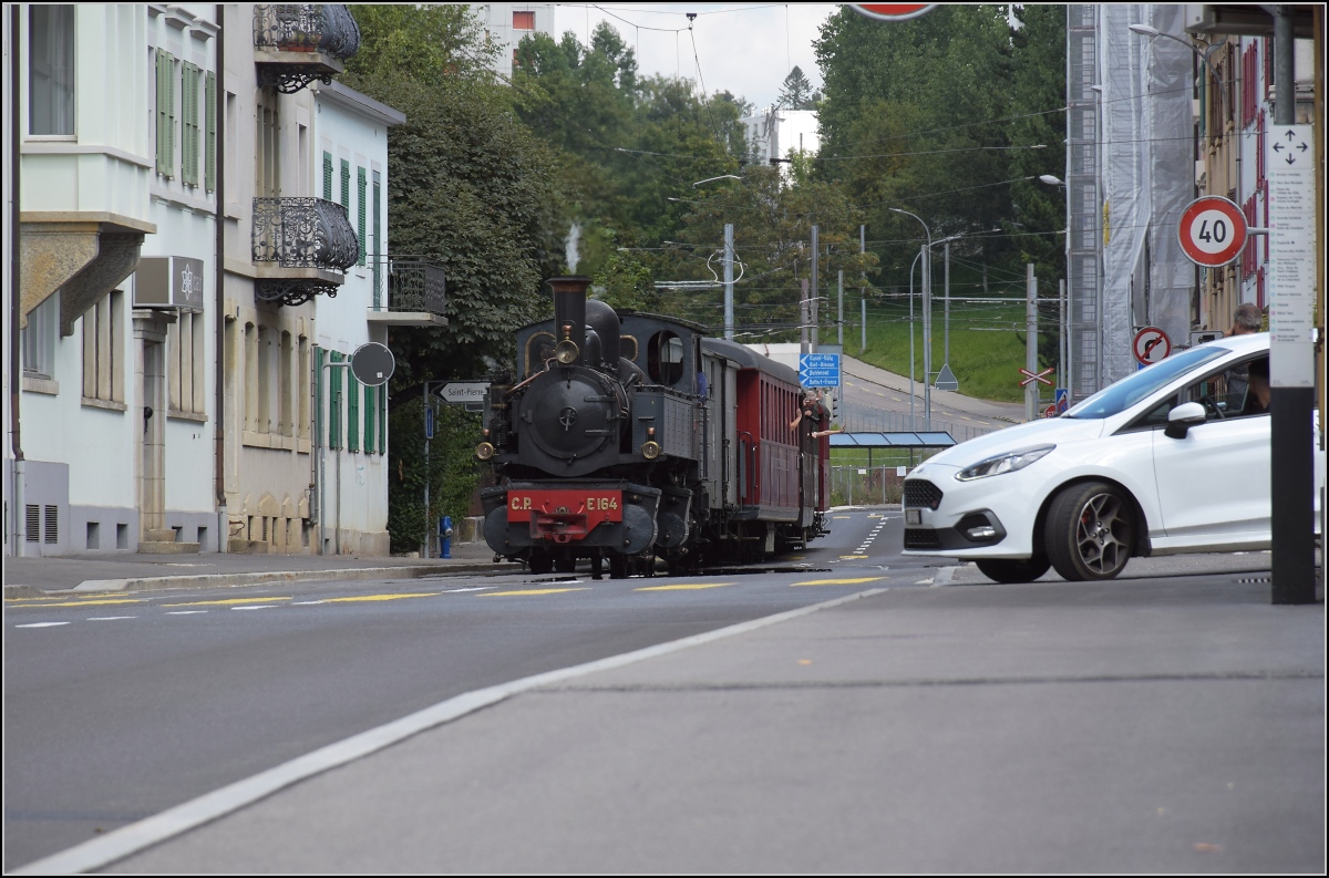 Eine etwas ungewöhnliche Verkehrsteilnehmerin in La Chaux-de-Fonds. 

CP E 164 hat ihren jährlichen Einsatz auf der Strasse. In die Rue du Crêt einzubiegen hat für die Autofahrer bisweilen zusätzliche Schwierigkeiten parat. September 2021.
