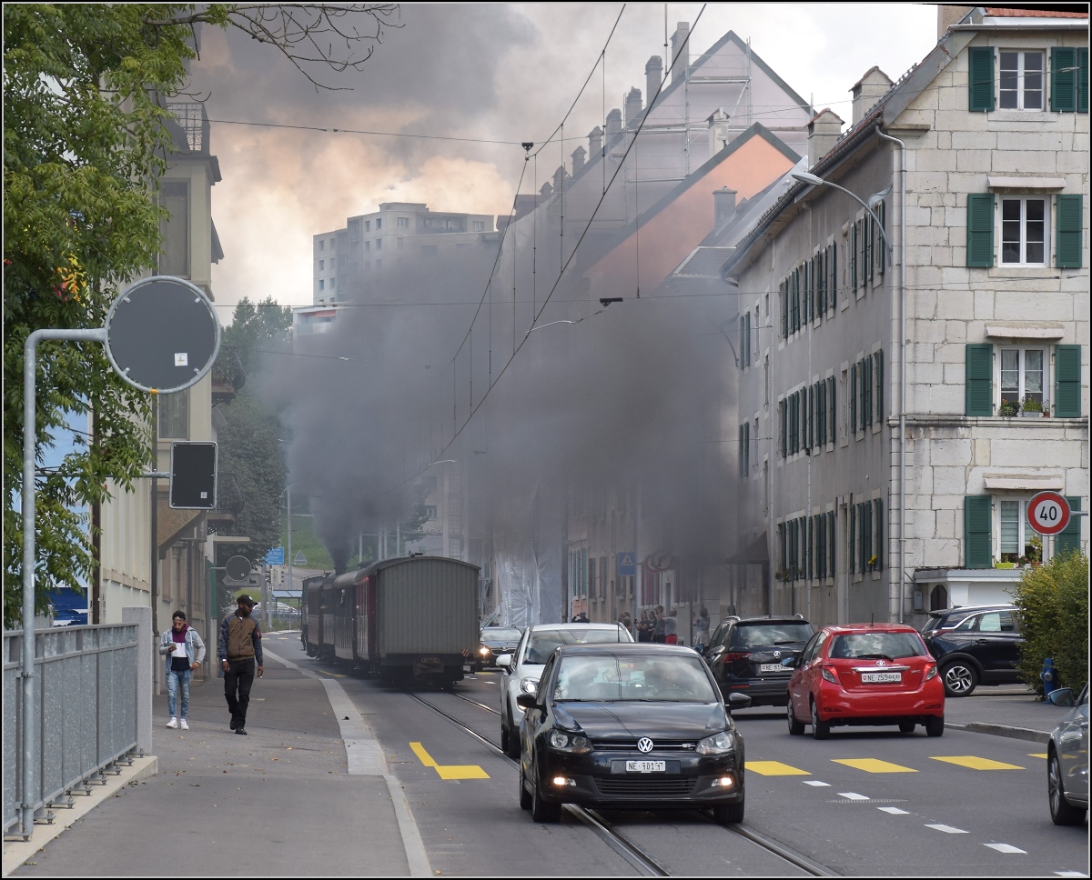 Eine etwas ungewöhnliche Verkehrsteilnehmerin in La Chaux-de-Fonds. 

Denn CP E 164, heute bei La Traction, schnaubt mit viel Rauch als Geisterfahrerin die Rue du Crêt hinauf. Hier wird die Verkehrssituation noch einmal ganz deutlich. September 2021.