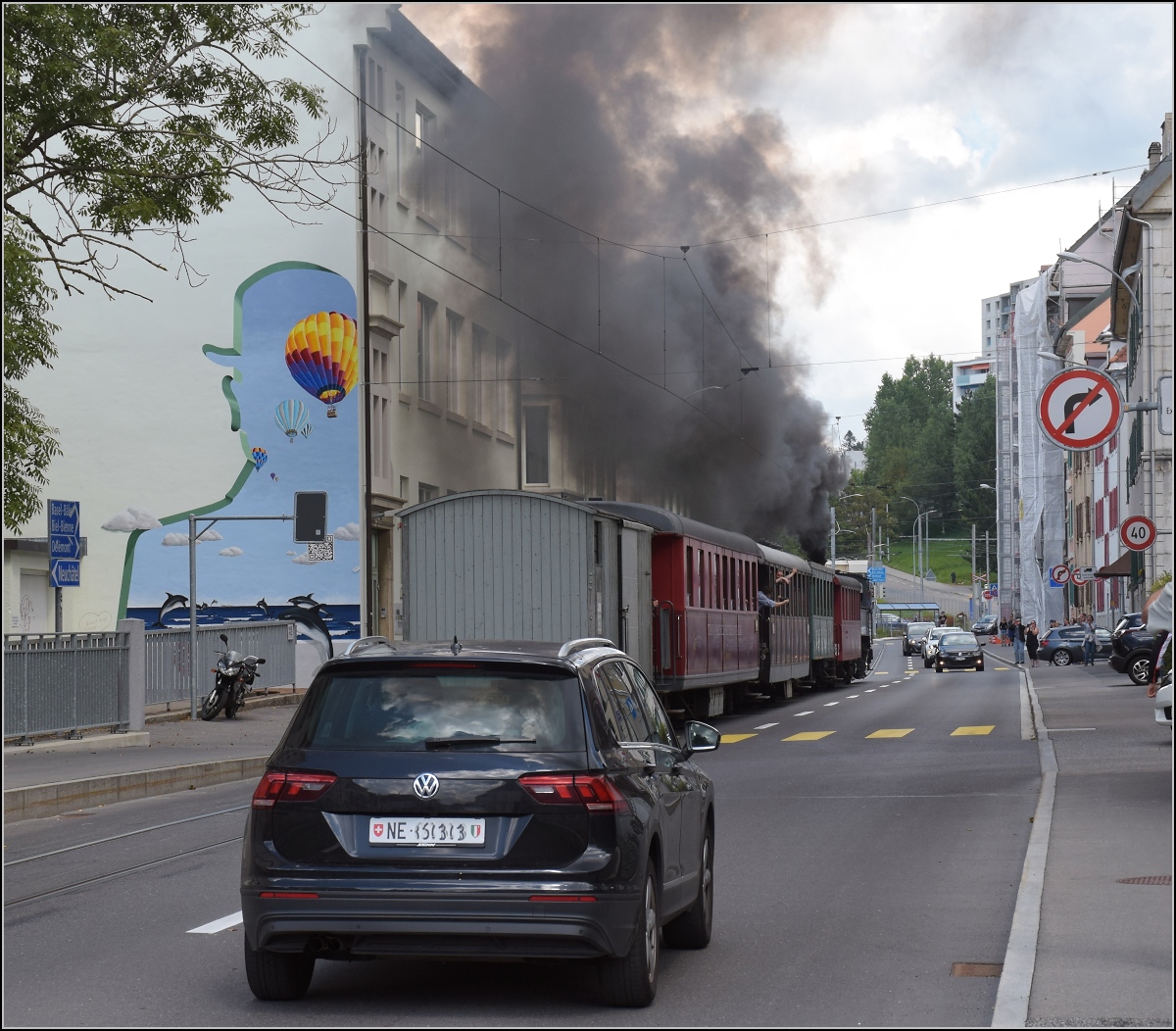 Eine etwas ungewöhnliche Verkehrsteilnehmerin in La Chaux-de-Fonds. 

Denn CP E 164, heute bei La Traction, schnaubt mit viel Rauch als Geisterfahrerin die Rue du Crêt hinauf. Hier wird die Verkehrssituation noch einmal ganz deutlich. September 2021.