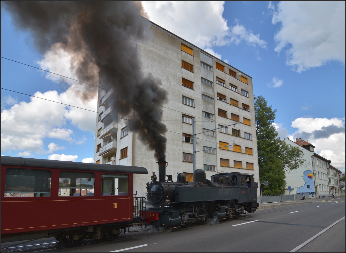 Eine etwas ungewöhnliche Verkehrsteilnehmerin in La Chaux-de-Fonds. 

Denn CP E 164, heute bei La Traction, schnaubt mit viel Rauch als Geisterfahrerin die Rue du Crêt hinauf. Da wird sogar ein ganzes Hochhaus gleich Opfer. September 2021.