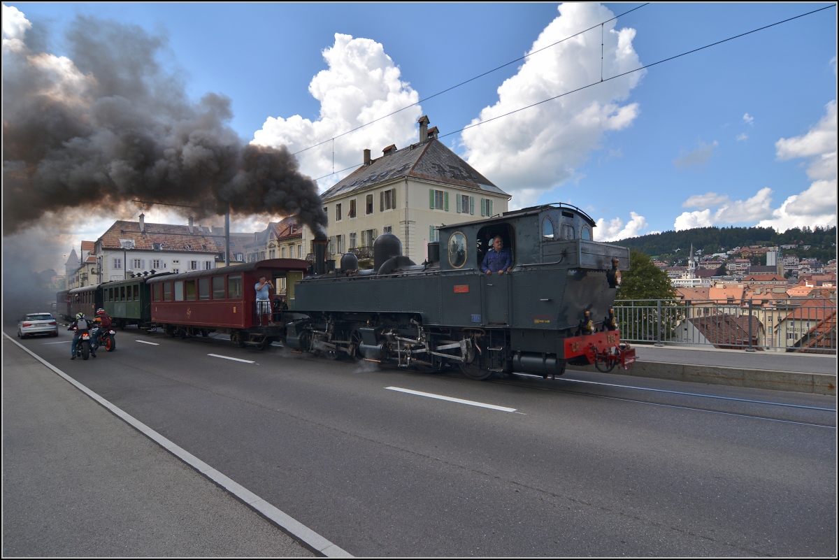 Eine etwas ungewöhnliche Verkehrsteilnehmerin in La Chaux-de Fonds. 

Rette sich, wer kann. Denn CP E 164, heute bei La Traction, schnaubt mit viel Rauch als Geisterfahrerin die Rue du Manège hinauf. Den Blick auf das Weltkulturerbe kann sie aber nicht ganz verstellen. September 2021.