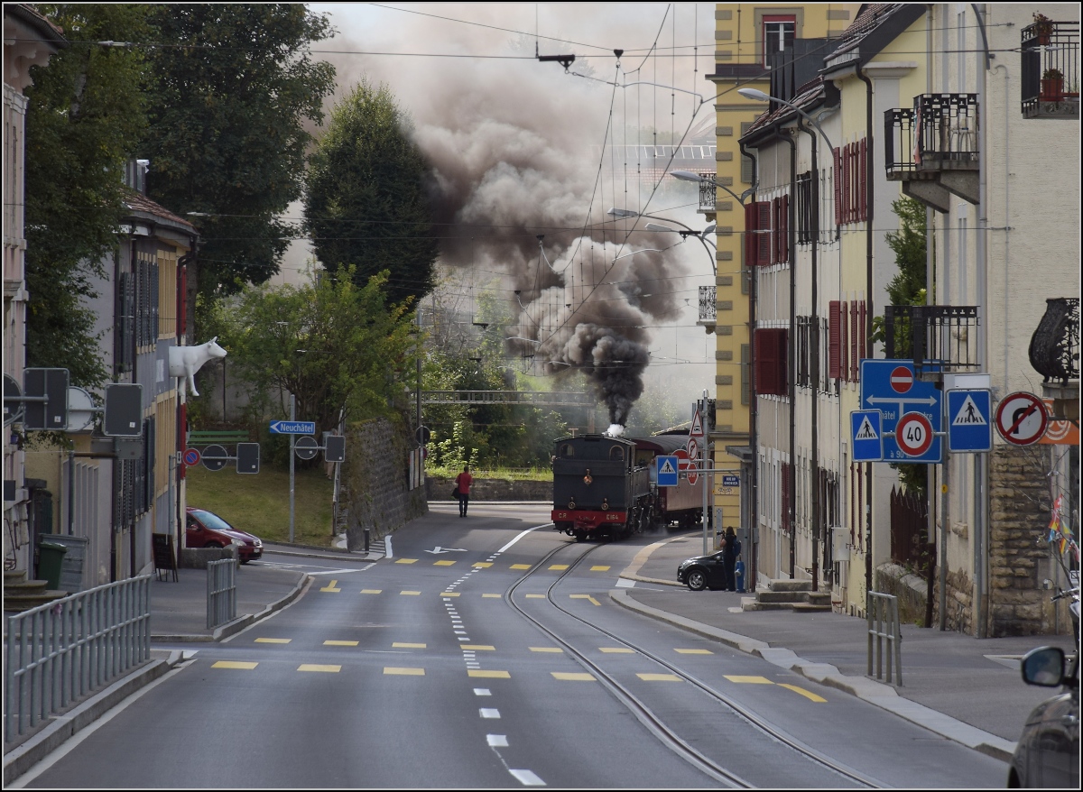 Eine etwas ungewöhnliche Verkehrsteilnehmerin in La Chaux-de-Fonds. 

CP E 164, heute bei La Traction, hat ihren jährlichen Einsatz auf der Strasse. Trotz Höhenluft auf 1000 m geht es vom Bahnhof bis Bellvue noch ordentlich bergan. Bereits beim Einbiegen von der Rue de la Tranchée in die Rue de Manège ist die Anstrengung deutlich zu erkennen. September 2021.