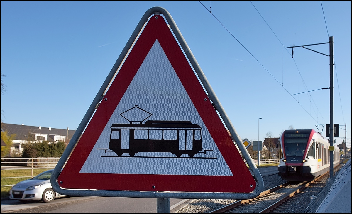 Eine gewisse Vorsicht empfiehlt sich beim Kundenmetzger... RABe 520 003-0 mit schmalem Wagenkasten nähert sich. Hallwil, Dezember 2016.
