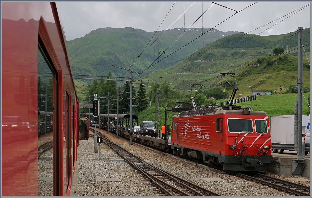 Eine MGB HGe 4/4 II ist mit ihrem Autotunnel-Zug von Oberwald in Realp eingetroffen.
21. Juli 2016