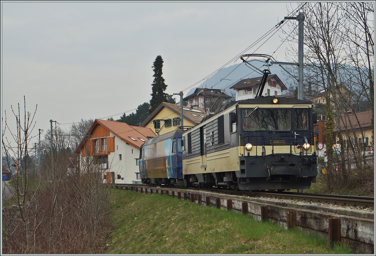 Eine MOB GDe 4/4 6000 und Ge 4/4 8000 bei Plachamps auf dem Weg nach Montreux.
20. März 2015