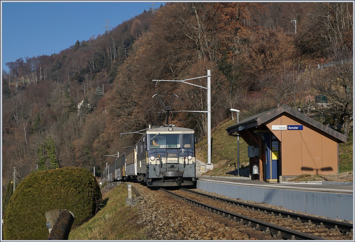 Eine MOB GDe 4/4 erreicht mit ihrem Panoramic-Express auf dem Weg von Montreux nach Zweisimmen die Haltestelle Sonzier und wird hier ohne Halt ducchfahren. 
28. Dez. 2016