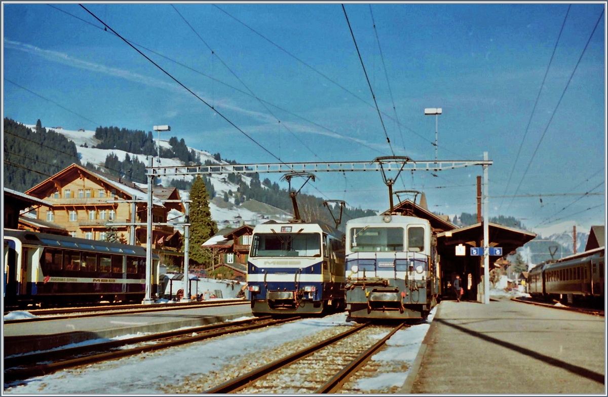 Eine MOB Ge 4/4 Serie 8000 und ein GDe 4/4 6000 warten in Zweisimmen auf die Abfahrt. 
Ein analoges Bild vom Januar 1995