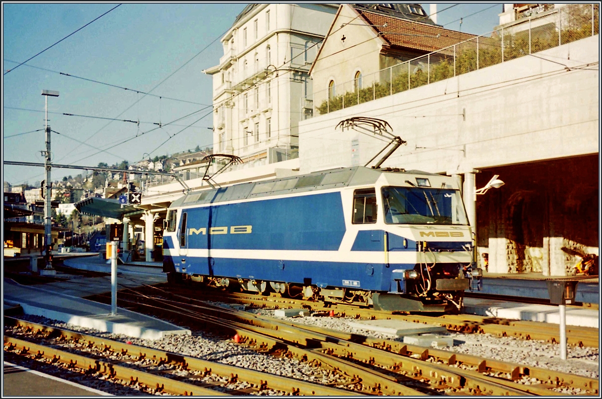 Eine MOB Ge 4/4 (Serie 8000) im gelungen Original-Anstrich beim Rangieren in Montreux. 

Ein Analogbild vom Januar 2000