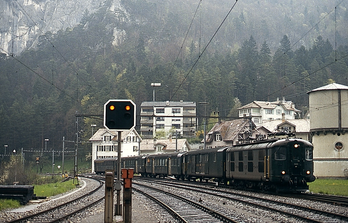 Eine Re 4/4 I fährt im Mai 1980 mit einem Personenzug aus Delemont im Bahnhof Moutier ein