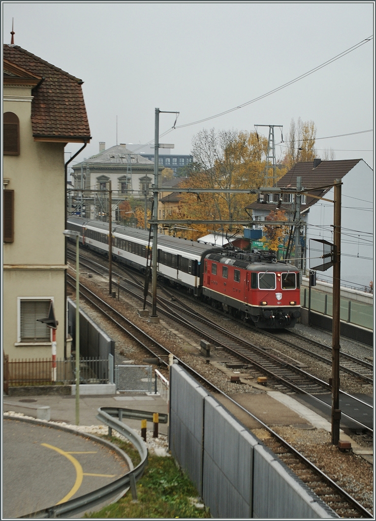 Eine SBB Re 4/4 verlässt miteinen Gotthard IR nach Locarno Liestal Richtung Süden.
6. Nov. 2011   