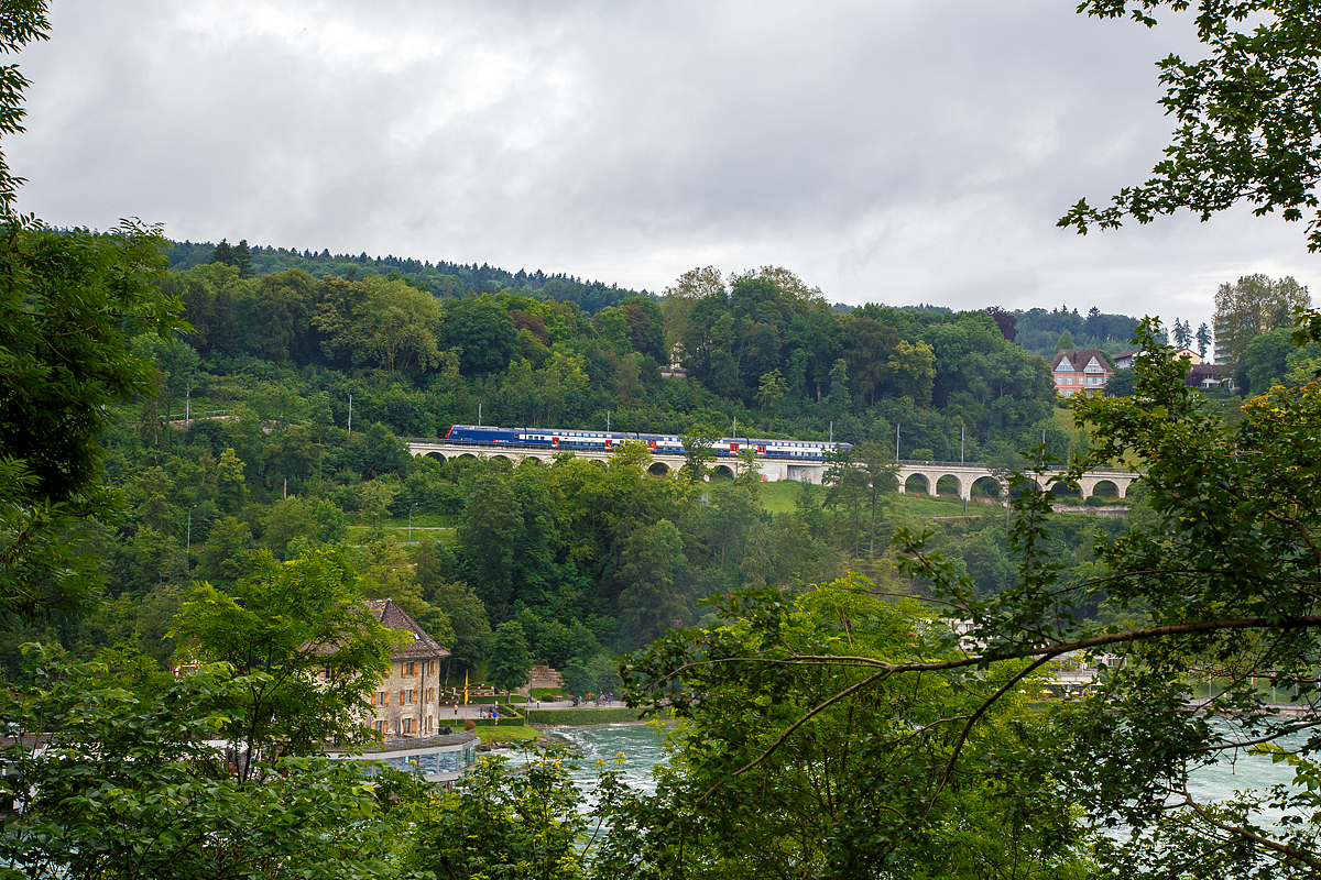 Eine SBB Re 450 fährt mit einem Doppelstock-Pendelzug am 18.06.2016, als S 9 (Uster – Zürich HB – Schaffhausen) der S-Bahn Zürich, über den Hangviadukt in Neuhausen am Rheinfall und erreicht bald die gleichnamentliche Station. 

Der Rhein hatte an dem Tag sehr viel Wasser, so sieht man noch vor dem Pendelzug die Gicht herauf steigen.