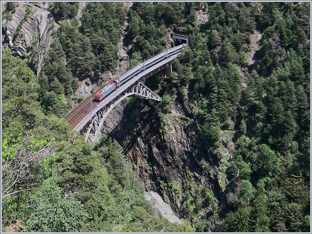Eine SBB Re 484, an CIS vermeitet, überquert mit einem CIS EC Richtung Bern die Bietschtalviadkukt.
30. Mai 2017