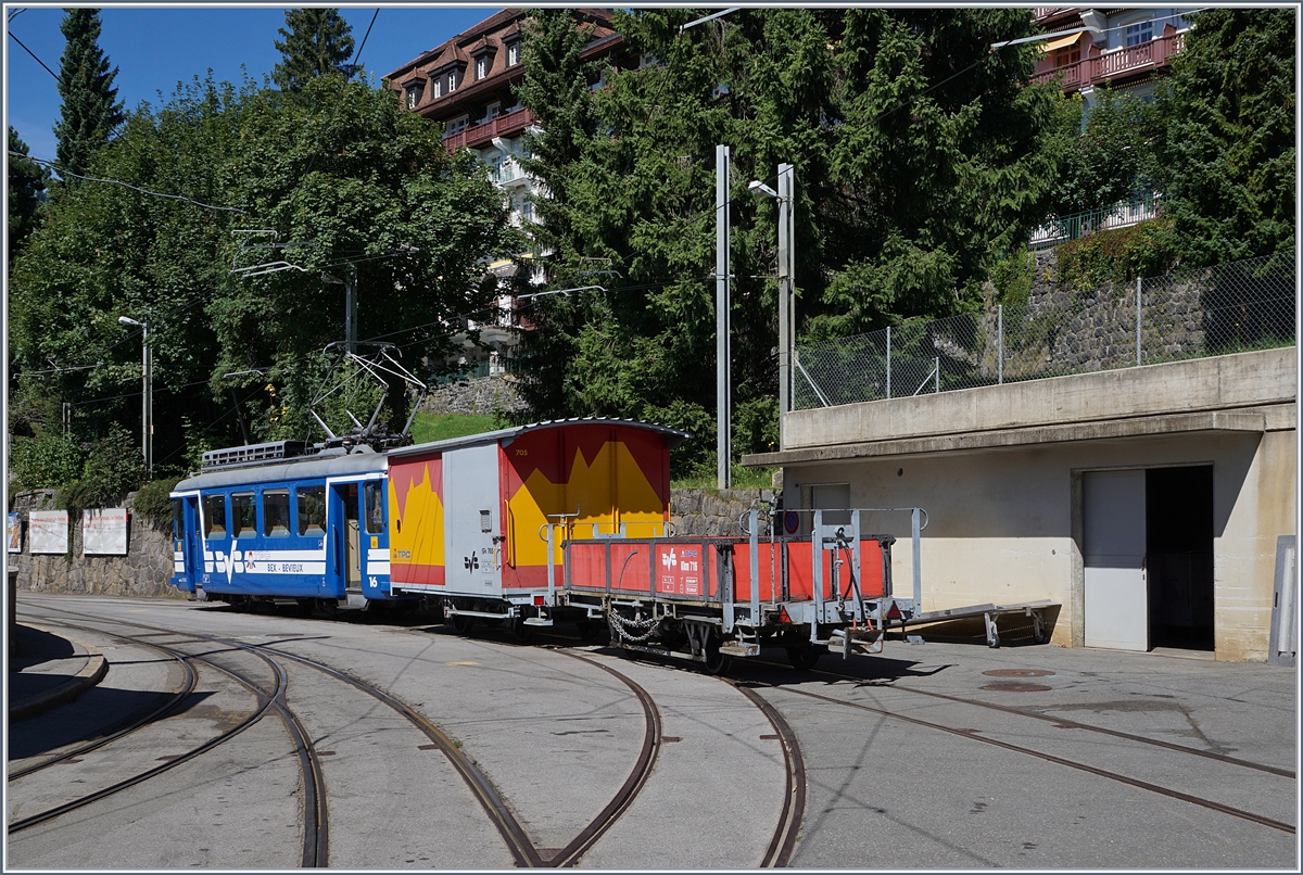 Eine schöne Überraschung, den Be 2/3 16 in Villars sur Ollon anzuutreffen. Der nicht für Zahnradbetrieb ausgerüstete Triebwagen war früher im Trambetrieb Bex-Bevieux eingesetzt und scheint nun, sich in Villars um den Rangierdienst zu kümmern.
5. Sept. 2017