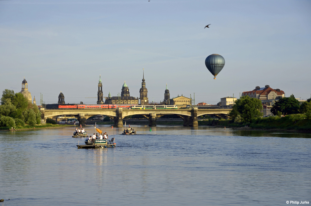 Eine unbekannte 143 sowie ein unbekannter 642 passieren am Abend des 09.07.2016 die Dresdener Marienbrücke.

