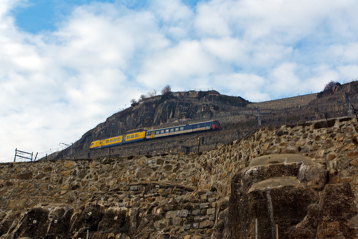
Eine ungewöhnliche NPZ-Kompositionen: Der Train des Vignes (RBDe 560 131 mit dem Steuerwagen BDt EWII 50 85 82-33 931-5 ) fährt hier am 25.02.2012 oberhalb von St. Saphorin durch die noch kahlen Weinberge am Lac Léman (Genfersee) in Richtung Puidoux.