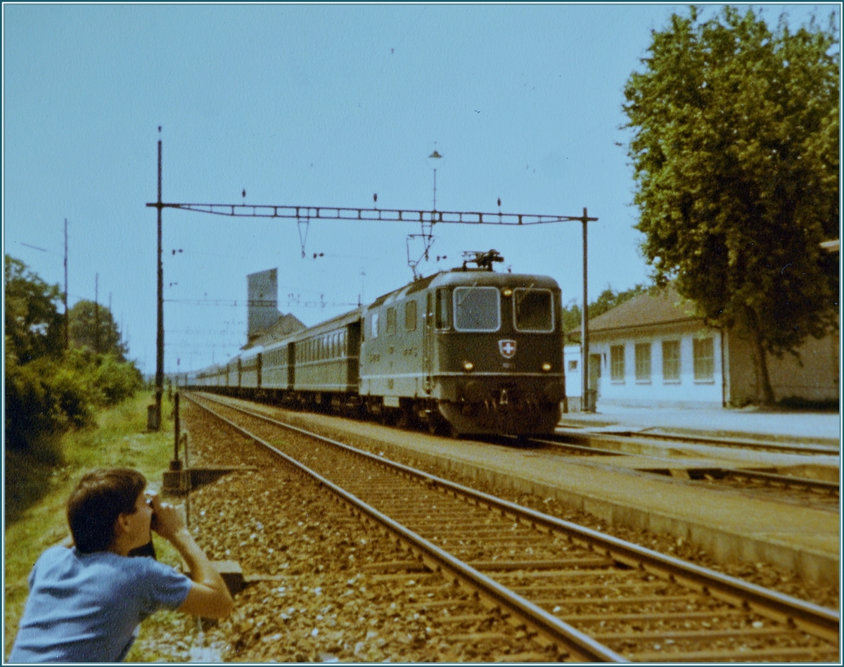 Einen ganz besonderen Zug gab es im Sommer 1981 in Büren zu fotografieren. Eine SBB Re 4/4 II überführte dreizehn FS Wagen als Leermaterial und wurde - aus welchen Gründen auch immer - über die Strecke Lyss- Solothurn geleitet.

Das Bild zeigt den langen Zug bei der Durchfahrt in Büren an der Aare und links im Bild einen Schnupperlehrling, der wie ich, auch ein Bild des besonderen Zuges bekommen wollte. 

Analogbild (110 Film) / 13. Juli 1981