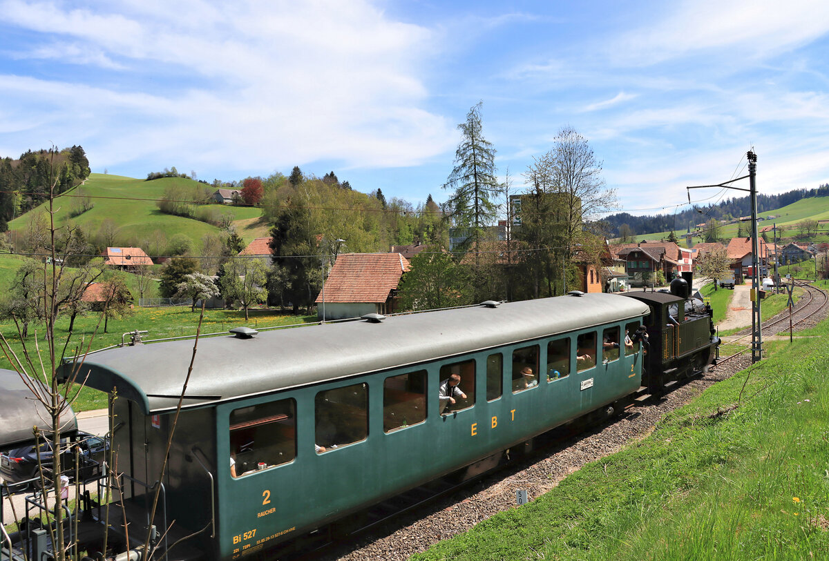 Einfahrt in den Bahnhof Wasen im Emmental, VHE Lok 2 mit Wagen EBT Bi 527. 9.Mai 2021 