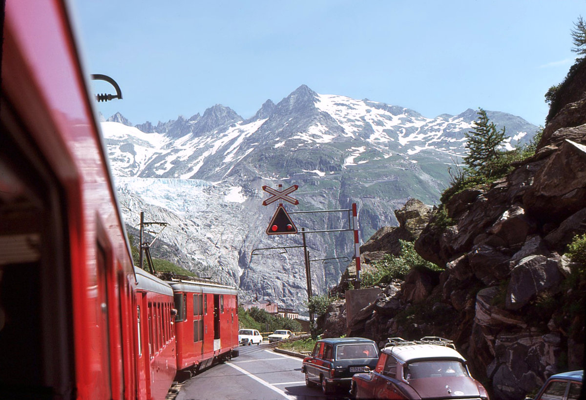 Einfahrt eines FO-Zuges mit Triebwagen 53 in Gletsch, mit schöner Sicht auf den Rhonegletscher. 28.Juli 1975 