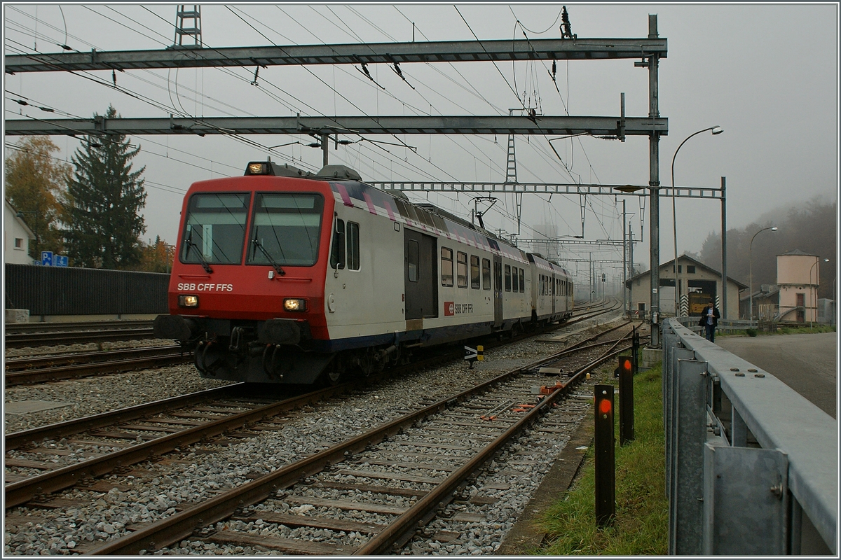 Einige Zeit wurden auf der Strecke Sissach - Läuffelfingen ex MThB NPZ eingesetzt.
An einem nebligen Tag erreicht ein Regionlzug von Olten kommend sein Ziel Sissach.
6. Nov. 2011