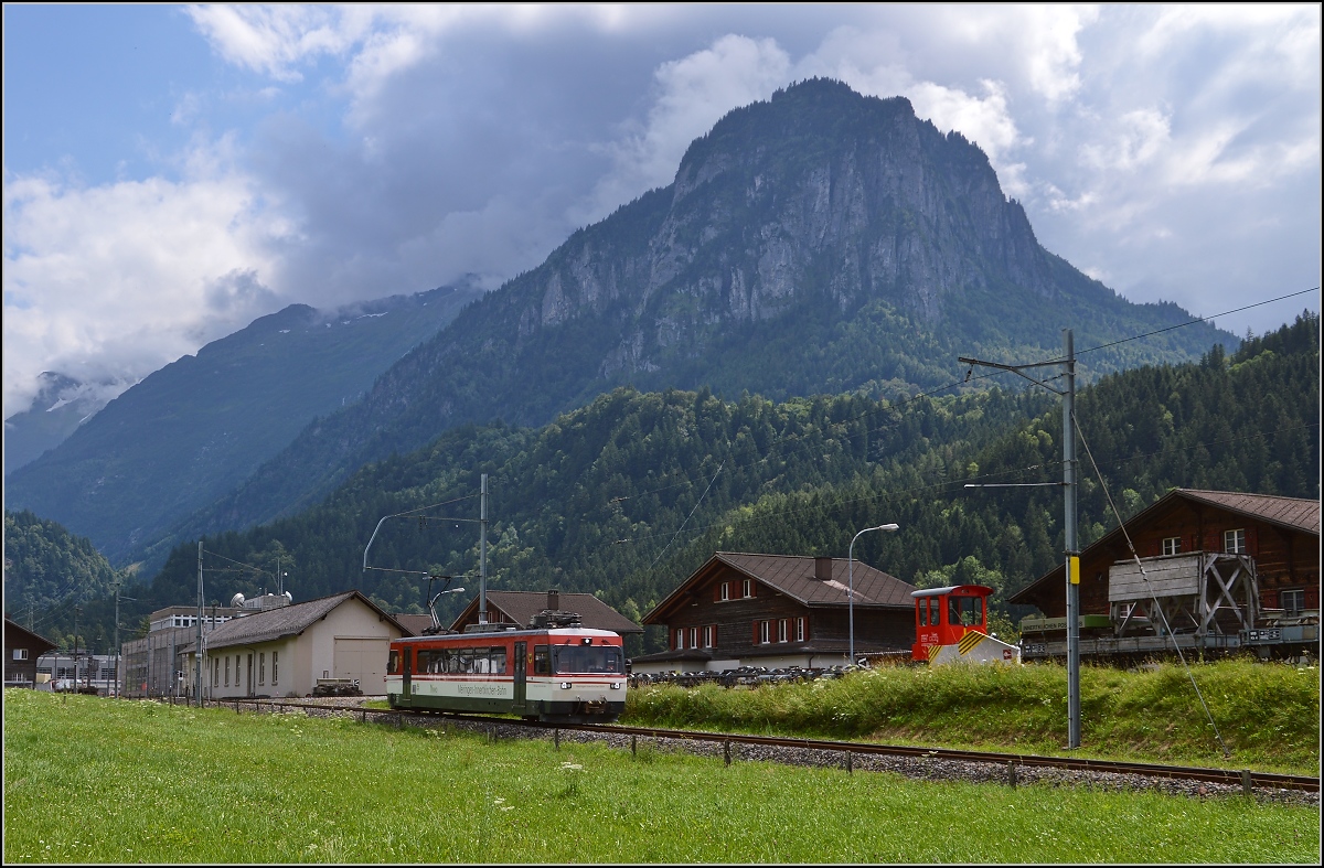 Einzelstück Be 4/4 8 der Meiringen-Innertkirchen-Bahn bei Abfahrt in Innertkirchen. Juli 2016.