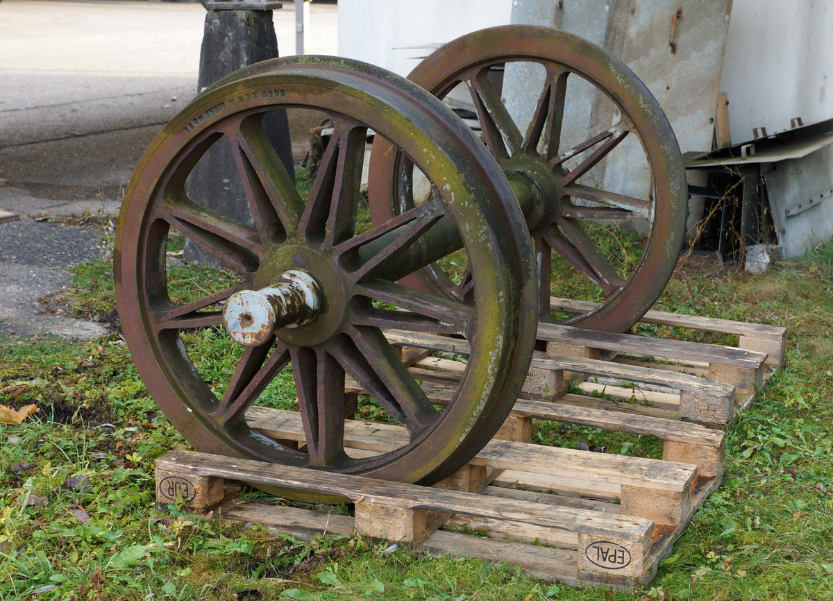 Eisenbahnraritäten in Frauenfeld

Krupp Doppelspeichenachse mit Baujahr 1875 (ehemals RHB)

Diese Doppelspeichenachse stammt noch aus dem Eröffnungsjahr der ehemaligen RHB. Die Strecke von Rorschach-Hafen nach Heiden wurde am 6. September 1875 eröffnet.

Der Retter sowie Besitzer dieser Raritäten ist die Gesellschaft IG Schiene Schweiz (9. Dezember 2016).

Auf besonderen Wunsch von Daniel Widmer, dem Retter dieser Raritäten, wurde diese Serie zusätzlich bei igschieneschweiz.startbilder.de eingestellt.

Foto: Walter Ruetsch 