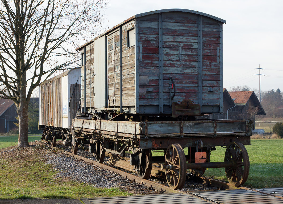 Eisenbahnraritäten in Frauenfeld

Zypen Doppelspeichenachse mit Baujahr 1887 (ehemals RHB)
M4 257 mit Baujahr 1898 (ehemals RHB)
Gk 206 mit Baujahr 1889 (ehemals SGA/AB)
Kühlwagen P 23 85 849 1801-1 mit Baujahr 1951 (ehemals Sais)

Beim Gk 206 handelt es sich um den zweiten noch existierenden Güterwagen dieser Bauart der SGA/AB.

Der Kühlwagen der bereits im Frühjahr unter BB.de eingehend behandelt wurde, wechselte am 2. März 2016 seinen Standort von Busswil nach Frauenfeld.
Während vielen Jahren bereicherte er die Fahrzeug Sammlung des NBCB.

Der Retter sowie Besitzer dieser Raritäten ist die Gesellschaft IG Schiene Schweiz (9. Dezember 2016).

Auf besonderen Wunsch von Daniel Widmer, dem Retter dieser Raritäten, wurde diese Serie zusätzlich bei igschieneschweiz.startbilder.de eingestellt.


Foto: Walter Ruetsch  