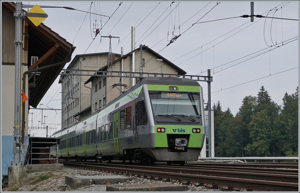 Emmental - eine wunderschöne Hügellandschaft mit herrlichen Bauernhäusern; auch wenn dieses Bild auf Lützelflüh-Goldbach mit dem ausfahrenden BLS NINA RABe 525 027 nach Thun (via Burgdorf - Bern) nicht ganz so trifft.

21. Sept. 2020