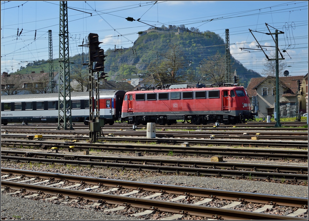 Ende der 110er-Herrlichkeit. Hier 115 459-0 mit IC 187 Stuttgart-Zürich unterm Hohentwiel. Singen, April 2014.