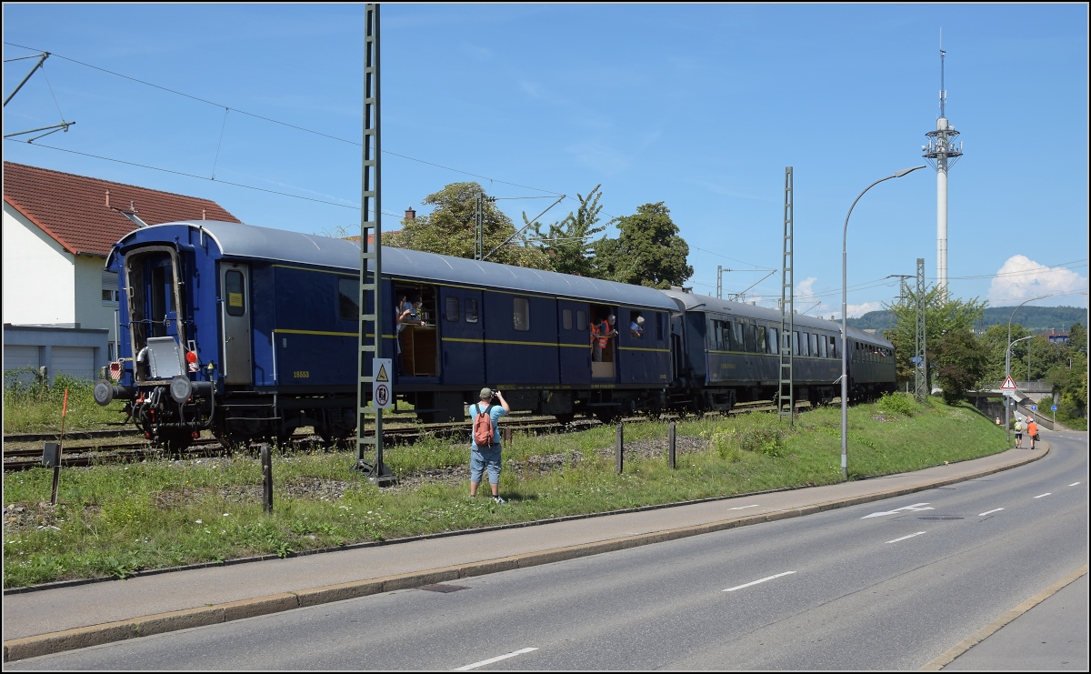 Endlich wieder Züge auf dem Schweizerbähnle (Etzwilen-Endlich wieder Züge auf dem Schweizerbähnle (Etzwilen-Singen). 

Die letzte Hürde für den ersten Personenzug nach über 50 Jahren war das Einfahrtsignal nach Singen. Nachdem es die Einfahrt noch um ein paar Minuten behindert hatte, dann noch einen Zwangshalt provoziert hatte, konnte man den Hbf Singen erreichen. Allerdings, statt wie vom Stiftungschef Giorgio Behr 2012 versprochen zu seinem Geburtstag 2013, mit numehr 8 Jahren Widerstand der Behörden und der Stadt Singen, und noch zwei mal ein paar Minuten Widerstand der Technik war der Bann gebrochen und der Bahnhof Singen erreicht! August 2020.