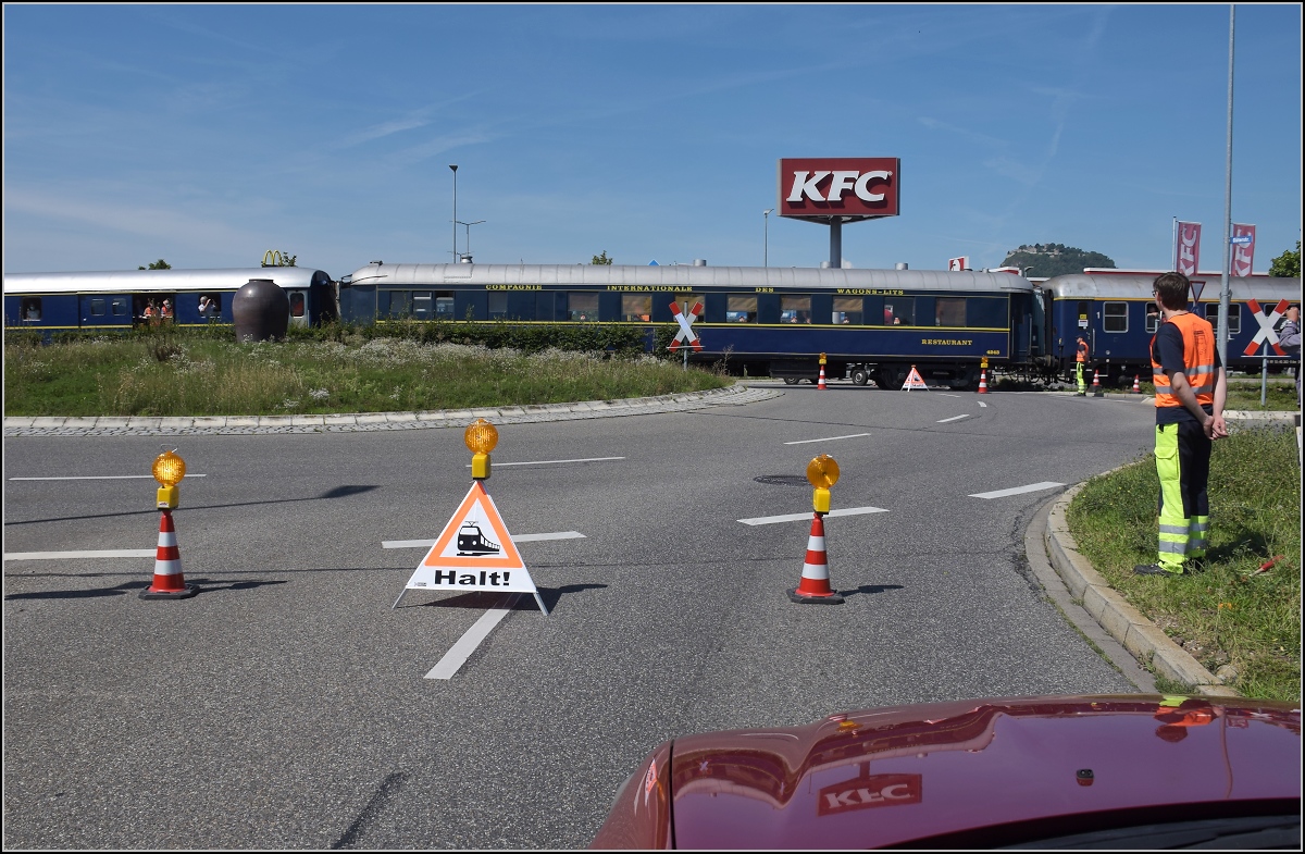 Endlich wieder Züge auf dem Schweizerbähnle (Etzwilen-Singen). 

Hier sabotierte die Stadt Singen das Schweizer Bähnle, riss die Gleise raus und baute einen Kreisverkehr. Aber der bekam mittlerweile seinen Gleisanschluss wieder! Hier der Eröffnungszug auf dem Corpus delicti. Singen, August 2020.