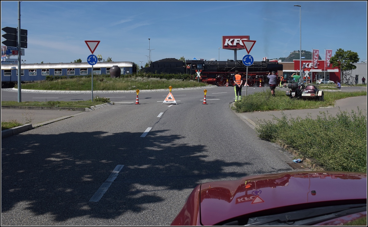 Endlich wieder Züge auf dem Schweizerbähnle (Etzwilen-Singen). 

Hier sabotierte die Stadt Singen das Schweizer Bähnle, riss die Gleise raus und baute einen Kreisverkehr. Aber der bekam mittlerweile seinen Gleisanschluss wieder! 01 202 mit dem Eröffnungszug auf dem Corpus delicti. Singen, August 2020.