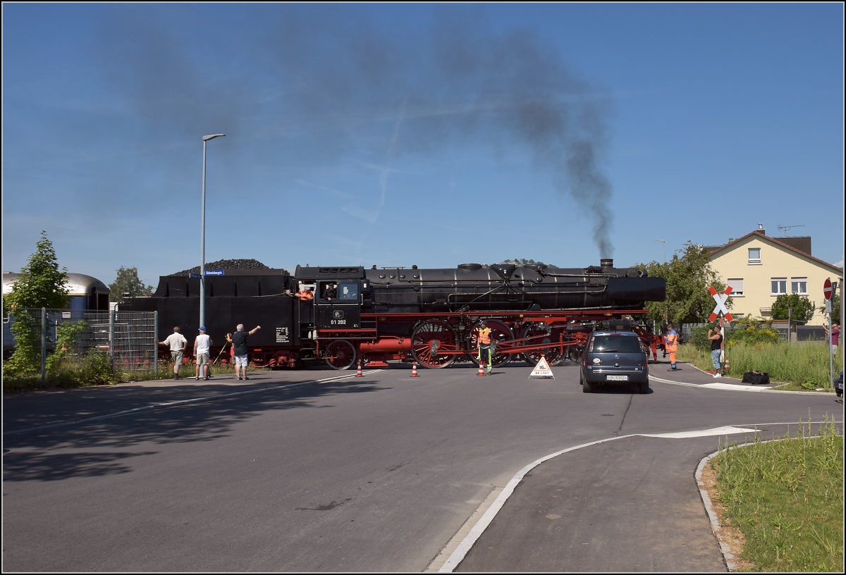 Endlich wieder Züge auf dem Schweizerbähnle (Etzwilen-Singen). 

Dass sich diese Fotostelle nicht ausgeht, war zu erwarten. Allerdings waren alle Autofahrer und Radfahrer richtig freundlich und ließen von sich aus Platz zum Fotografieren. Nicht erwartet hätte ich jedoch, dass ein Bahnfotograf dem Motiv den Garaus macht und sein Auto dreist davor parkt. 01 202 auf einem der vielen Bahnübergänge in Singen, August 2020.