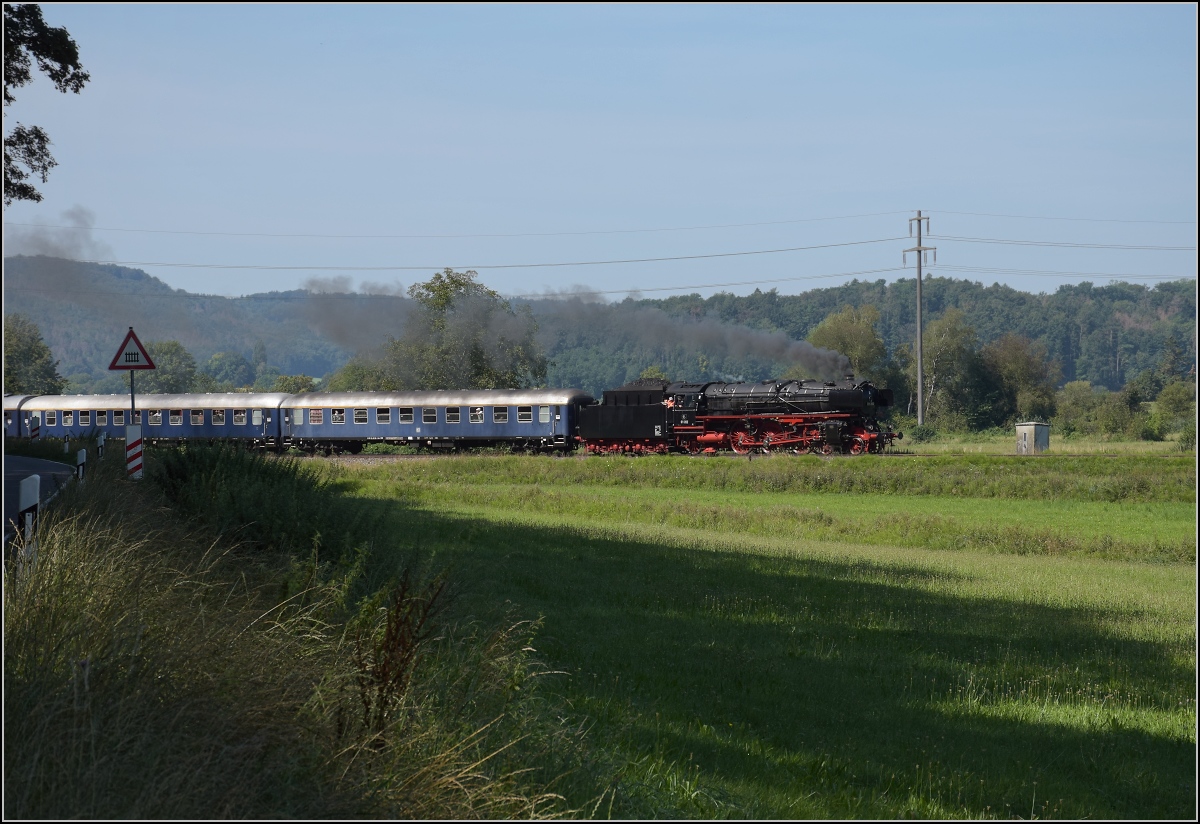 Endlich wieder Züge auf dem Schweizerbähnle (Etzwilen-Singen). 

01 202 mit dem Eröffnungszug zwischen Ramsen und Rielasingen, August 2020.