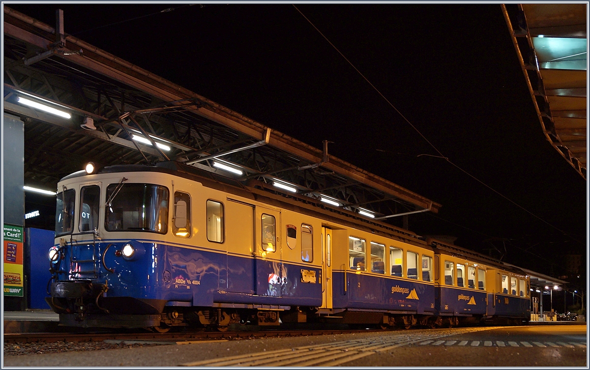 Erfreulicherweise immer noch, wenn auch unregelmässig im Plandienst anzutreffen: Die klassischen MOB ABDe 8/8. Hier wartet der ABDe 8/8 4004  Fribourg  in Montreux am frühen Morgen auf die Abfahrt Richtung Zweisimmen. 
18. Feb. 2018