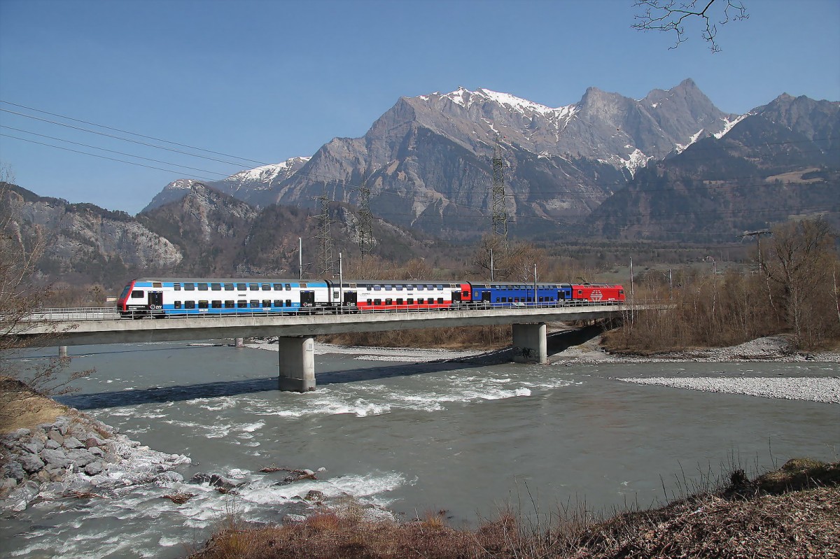 Ersatz f�r NPZ 560(Modernisierung)ZVV Dosto Chur-Ziegelbr�cke auf der Rheinbr�cke bei Bad Ragaz.Der Zug hat �brigens auf beiden Seiten jeweils eine andere Farbgebung.27.03.12  