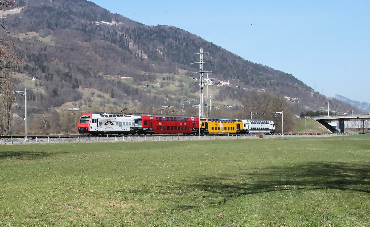Ersatz f�r NPZ 560(Modernisierung)ZVV Dosto Chur-Ziegelbr�cke auf der Rheinbr�cke bei Bad Ragaz.Der Zug hat �brigens auf beiden Seiten jeweils eine andere Farbgebung.27.03.12 