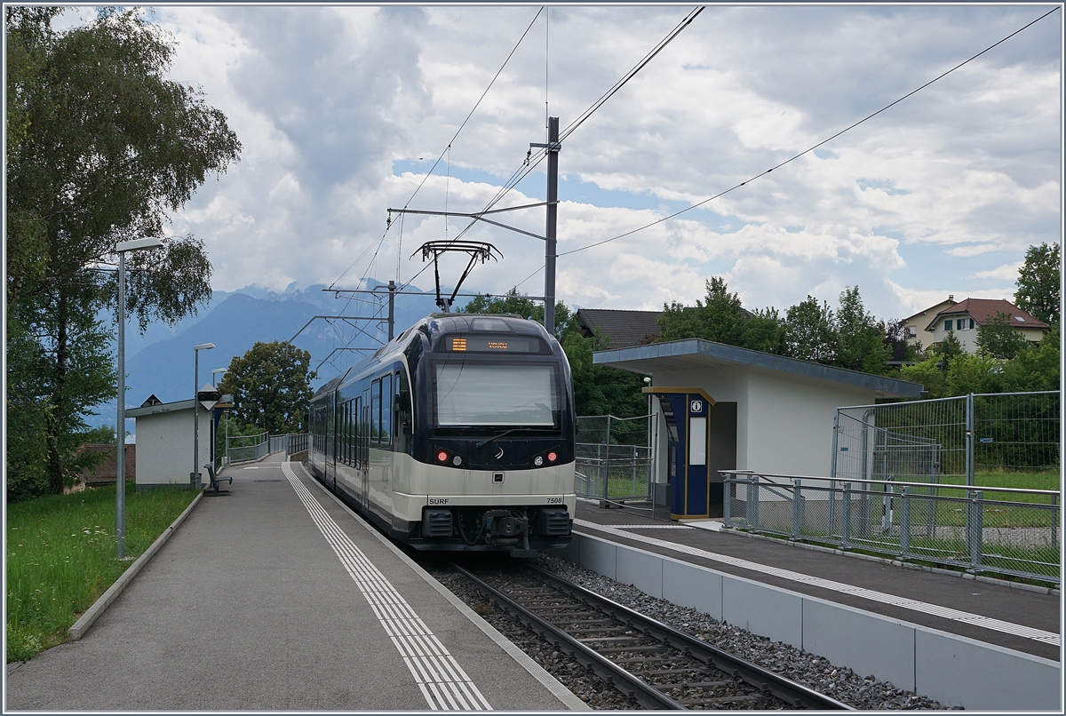 Es gibt Bahnhöfe, die haben mehrere Gleise und einen Bahnsteig, aber wohl kaum vile Bahnhöfe, die EIN Gleis haben und ZWEI Bahnsteige, wie hier in Château D'Hauteville. Ich habe bisher nicht eruieren können, ob der (im Bild) rechte Bahnsteig den linken ablösen wird, ober ob künftig beide Bahnsteige in Betrieb sein werden. 

28. Juni 2020