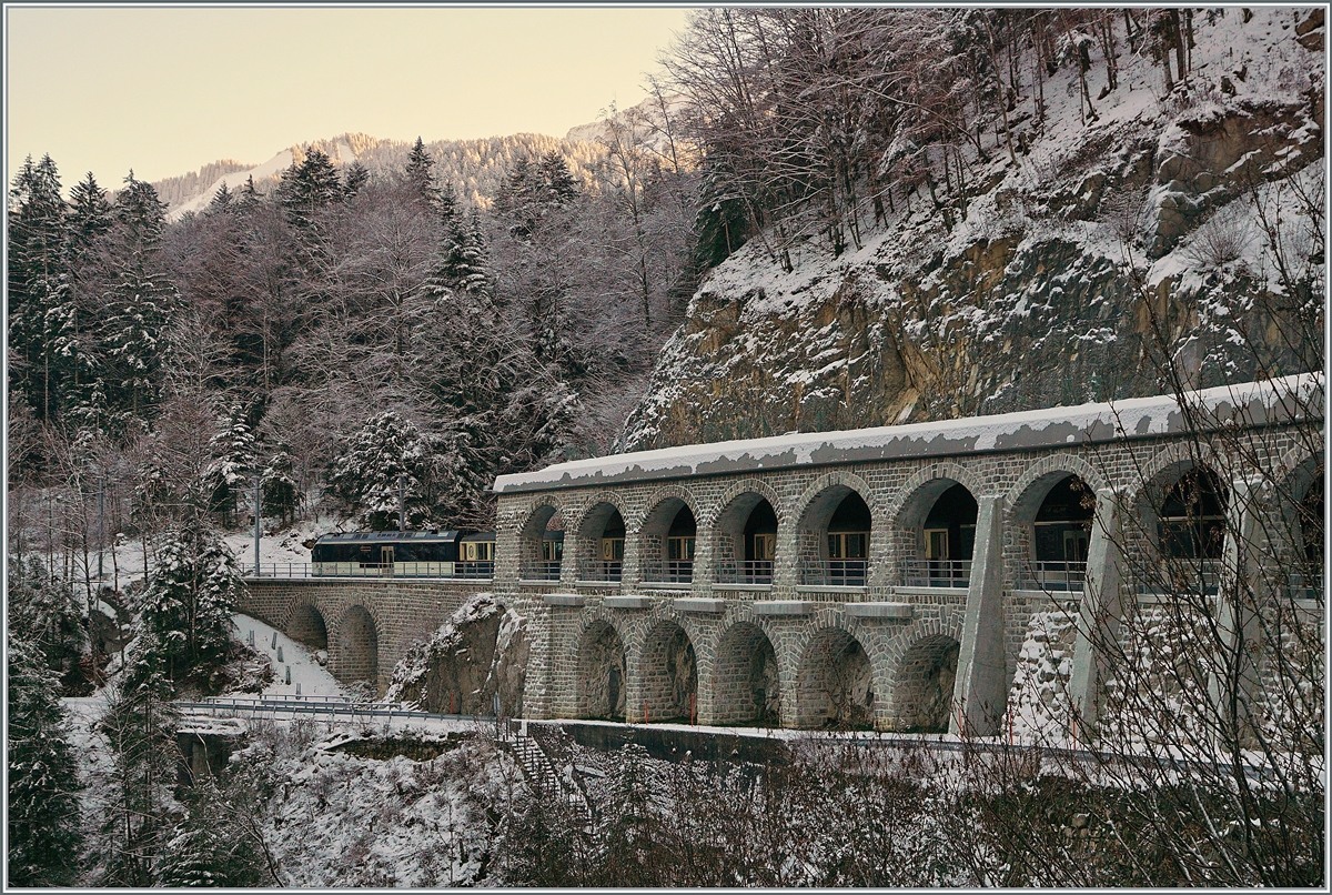 Es gibt Motive, deren Umsetzung zu etwas anderen Bildern führen, als man es sonst gewohnt ist, wie z.B. die neu restaurierte Tunnelschutzmauer der MOB zwischen Montbovon und La Tine. Dabei ist der von Alpina Triebwagen beförderte GoldenPass MOB Belle Epoque eher ein Detail am Rande.

3. Dezember 2020