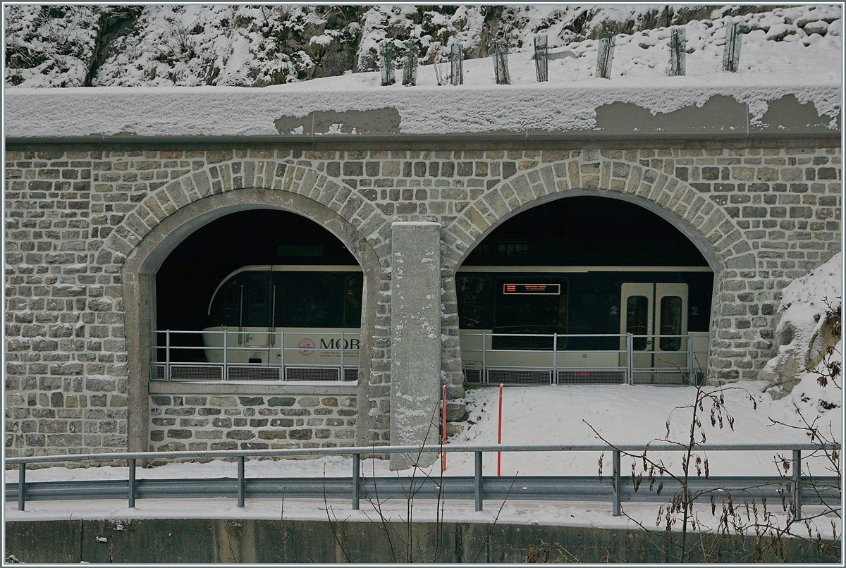 Es gibt Motive, deren Umsetzung zu etwas anderen Bildern führen, als man es sonst gewohnt ist, wie z.B. die neu restaurierte Tunnelschutzmauer der MOB zwischen Montbovon und La Tine. Dabei ist der von Alpina Triebwagen beförderte GoldenPass MOB Belle Epoque eher ein Detail am Rande.
3. Dezember 2020