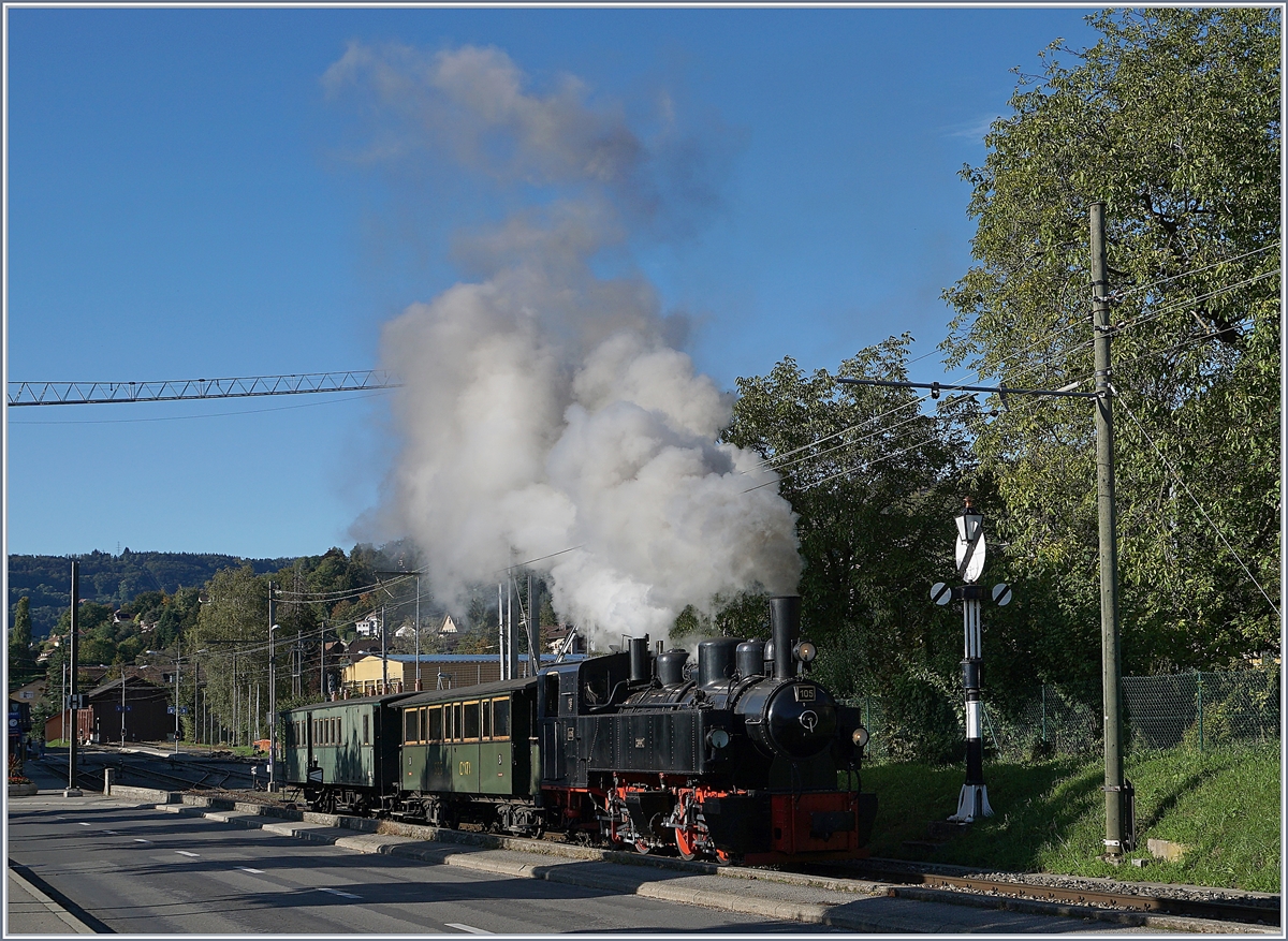 Es ist Herbst geworden, und damit verwöhnt uns die Natur mit einem zauberhaften Licht, aber auch mit langen Schatten... Die Blonay-Chamby Bahn G 2x 2/2 105 verlässt, da doch wärmer  als gedacht, mit folglich recht geringer Dampfentwicklung den Bahnhof von Blonay mit dem letzten Zug des Tages nach Chaulin. 

3. Okt. 2020