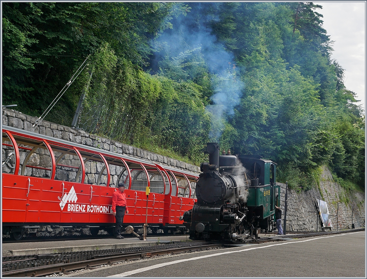 Etwas ganz besonderes ist es, eine der Kohlebefeuerten Dampfloks bei der BRB zu erleben. Hier erfüllte mir die 1933 von der SLM unter der Farbriknummer 3567 gebaute H 2/3 der 2. Generation diesen Wunsch.
Da die BRB Dampfloks die Züge immer Kessel voraus Bergwärts schieben, verbergen sie meist ihr schönes  Gesicht ; bei einer Rangierfahrt hatte ich die Gelegenheit, die kohlebefeuerte H 2/3 N° 6 (Baujahr 1933) von vorne fotografieren zu können.
8. Juli 2016