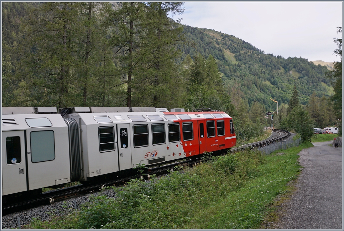 Etwas überraschend und ungewöhnlich: Alpen-Métro (Martigny) - Vallorcine - Chamonix - St-Gervais ist neuerdings mit  Schweizer -Signalen ausgestattet, dies obwohl sie von der SNCF betrieben wird und es z.Z keine durchgehenden Züge Martigny - Vallorcine - St-Gervais gibt. Das Bild zeigt den SNCF Z 800 005 (94 87 0000 805-5 F-SNCF) als TER 18907 beim Einfahrsignal  von Montroc Le Planet auf der Fahrt nach Vallorcine.

25. August 2020