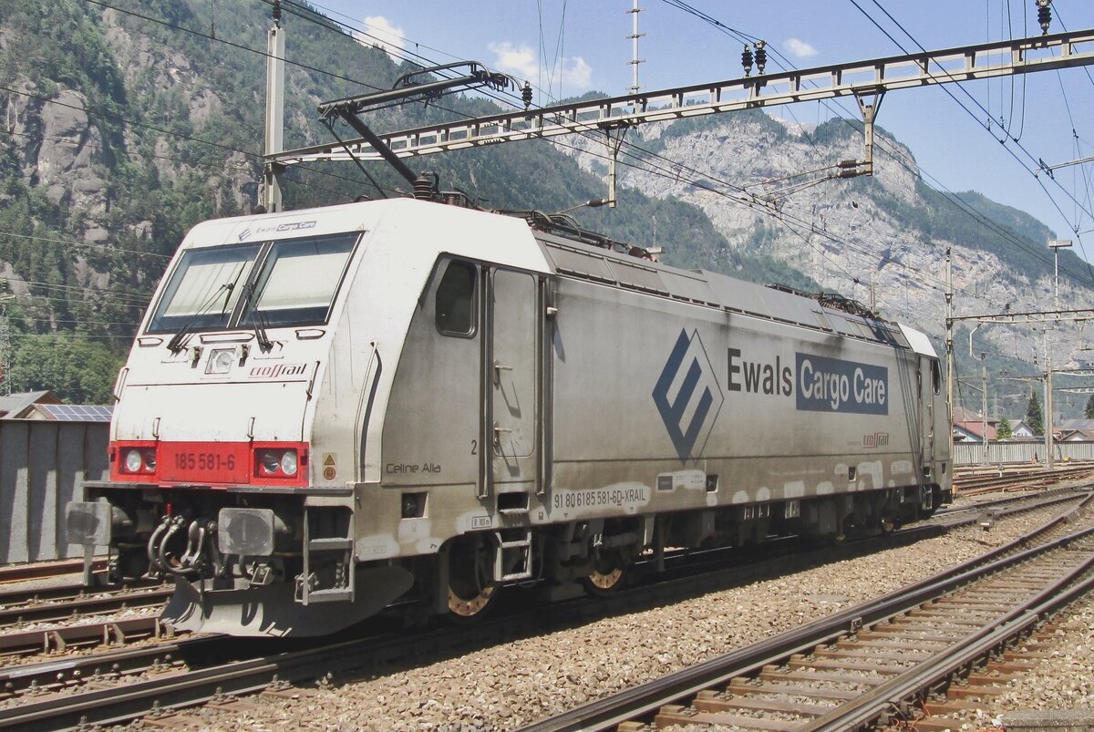 Ewals cargo Care 185 581 lauft am 6 Juni 2015 um in Erstfeld. 